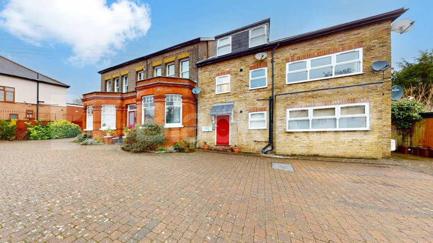 Two Bedroom First Floor Flat in Conversion, New Barnet, mins to tube & shops! Bulwer Road, New Barnet